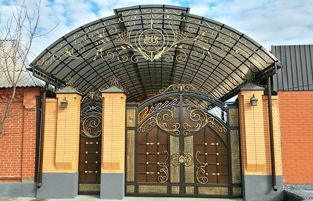 Купить или заказать ворота для дома с навесом - стильные и надежные решения для вашего участка в Североуральске от 42959 руб | ВоротМастер-Сву