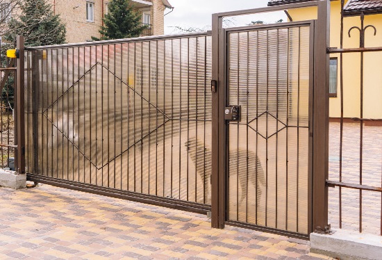 Купить ворота из профлиста с элементами ковки, с металлическими столбами в рамке или под дерево в Североуральске от 158520 руб